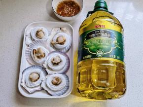 扇贝处理好，龙口粉丝泡软摆盘上锅蒸熟。