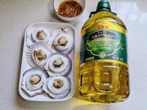 扇贝处理好，龙口粉丝泡软摆盘上锅蒸熟。