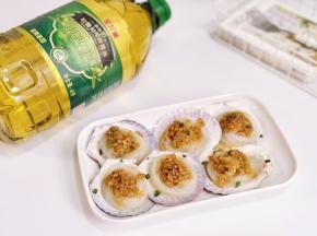 取出淋上蒜蓉酱，葱花，生抽，再淋上热油。（喜欢吃辣还可以加点辣椒）