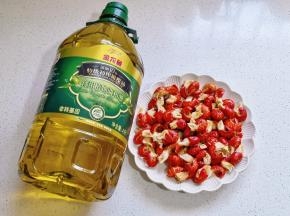 龙虾尾洗净。
