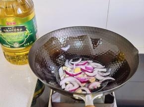 下洋葱，姜片，蒜瓣炒香。