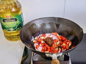 加入生抽，韩式辣酱翻遍。