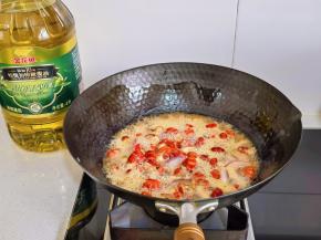 倒入一罐啤酒煮8分钟。