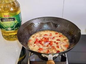 倒入一罐啤酒煮8分钟。