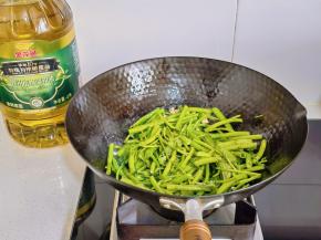 还炒了一份空心菜～