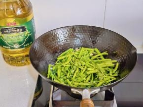 还炒了一份空心菜～