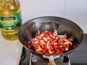 倒入虾尾翻炒。