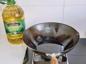 锅中倒入橄榄油。