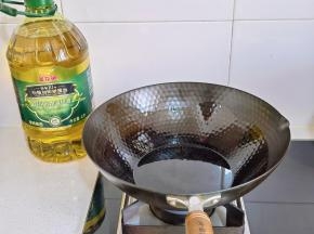 锅中倒入橄榄油。