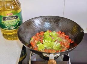 加入青椒块翻炒均匀出锅。