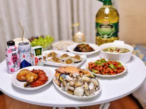 卤味切好摆盘。