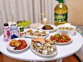 卤味切好摆盘。