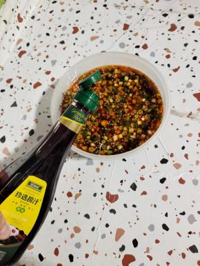 碗中放入葱花，倒入适量的开水，再放入一大勺辣椒油，一大勺生抽，一大勺香醋，一勺盐，一勺鸡精，一大勺珍选捞汁儿，适量的香油搅拌均匀调成酸汤料汁儿！