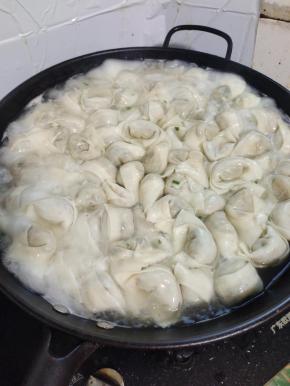 水开，放入水饺，用勺子轻轻推动。煮开之后，再煮3分钟即可！