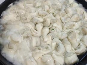 水开，放入水饺，用勺子轻轻推动。煮开之后，再煮3分钟即可！
