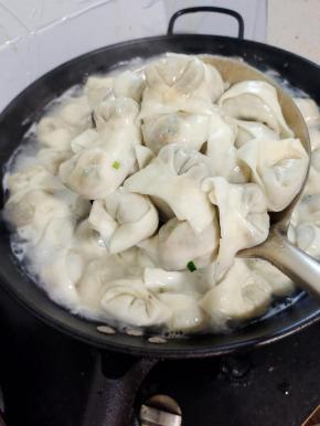 煮好的饺子捞出控干水分！