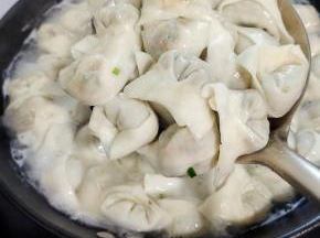 煮好的饺子捞出控干水分！