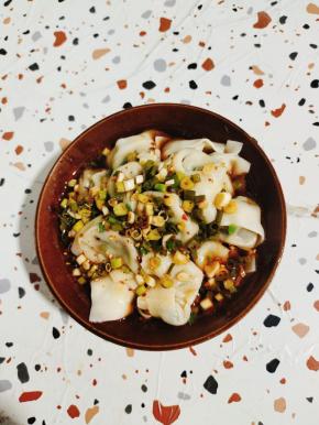 放入碗中，浇上调好的料汁儿即可食用！