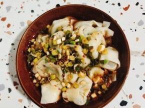 放入碗中，浇上调好的料汁儿即可食用！