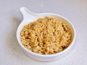 米饭中+酱油拌均匀。