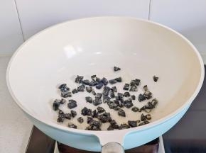 倒入肠丁煸炒。