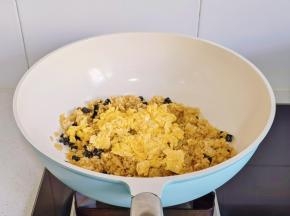 再加入鸡蛋碎翻炒。