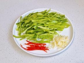 青红椒切丝，蒜切末