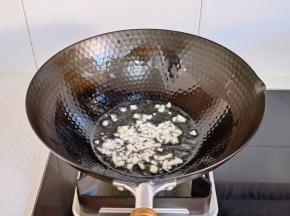 起油锅+蒜末炒香