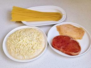 准备食材，披萨空气炸锅180度烤8分钟。