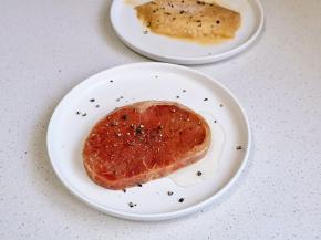 鸡排牛排擦干水分，撒黑胡椒，橄榄油抹匀腌制。