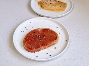 鸡排牛排擦干水分，撒黑胡椒，橄榄油抹匀腌制。