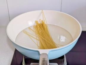 意面冷水下锅。