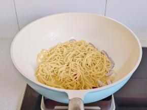 锅中加油+洋葱爆香+意面。
