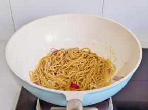 加入番茄酱，黑胡椒酱翻遍。