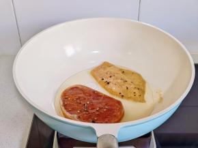 热油+鸡排牛排，煎至自己喜欢的口感盛出切块。