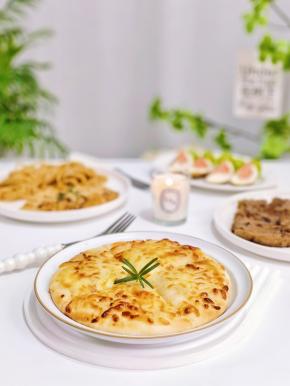 披萨提前做好速冻，随吃随取很方便。