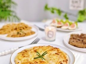 披萨提前做好速冻，随吃随取很方便。