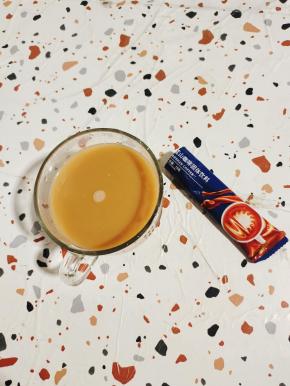 蓝山咖啡用开水冲泡好，备用！