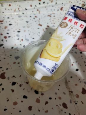 用雀巢炼乳在杯壁上挂一圈！