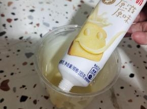 用雀巢炼乳在杯壁上挂一圈！