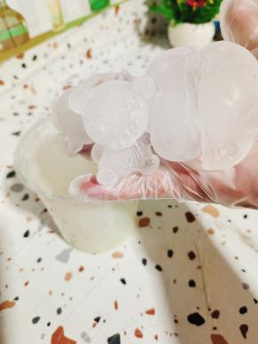 放入适量的冰块！