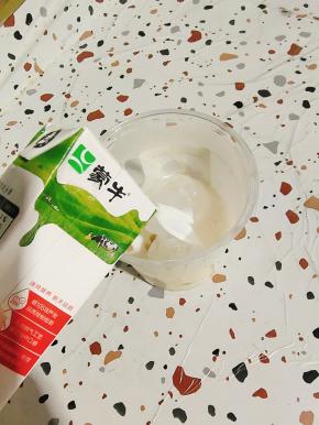 倒入纯牛奶至八分满！