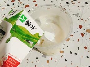 倒入纯牛奶至八分满！
