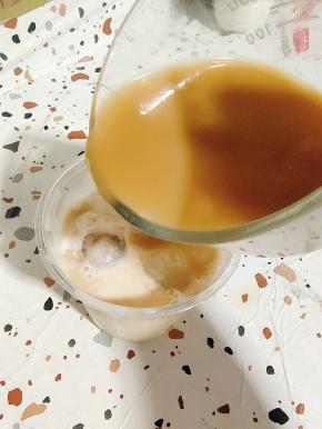 放入提前泡好的咖啡！