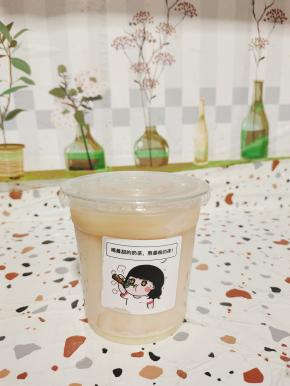 盖上盖子，贴上标签，就可以喝到一杯口感醇厚香甜的西班牙拿铁啦！