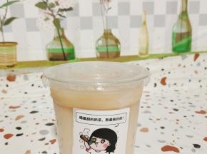 盖上盖子，贴上标签，就可以喝到一杯口感醇厚香甜的西班牙拿铁啦！