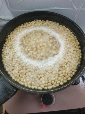 水开，放入黄豆，大火煮开之后，再煮2分钟！