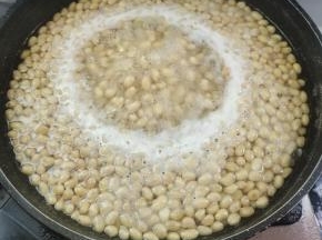 水开，放入黄豆，大火煮开之后，再煮2分钟！