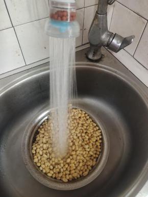 再迅速过几遍凉水，让黄豆快速冷却！