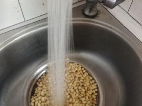 再迅速过几遍凉水，让黄豆快速冷却！